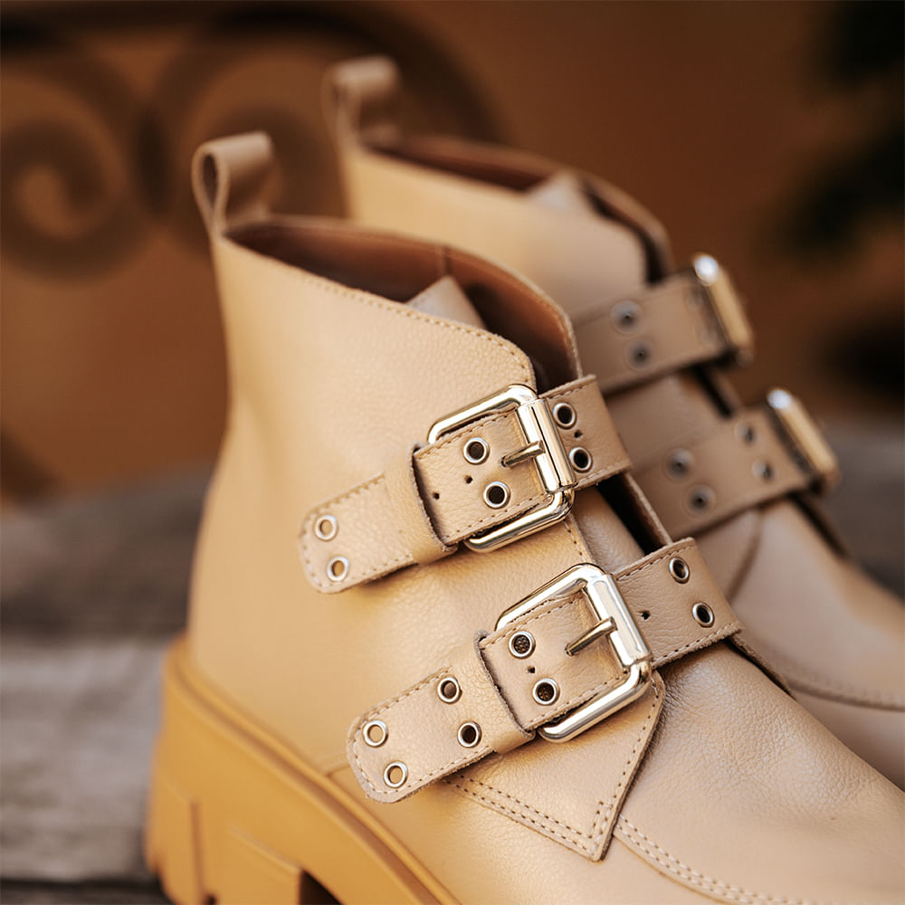 Coturno Couro Tratorada Fivelas Bistro