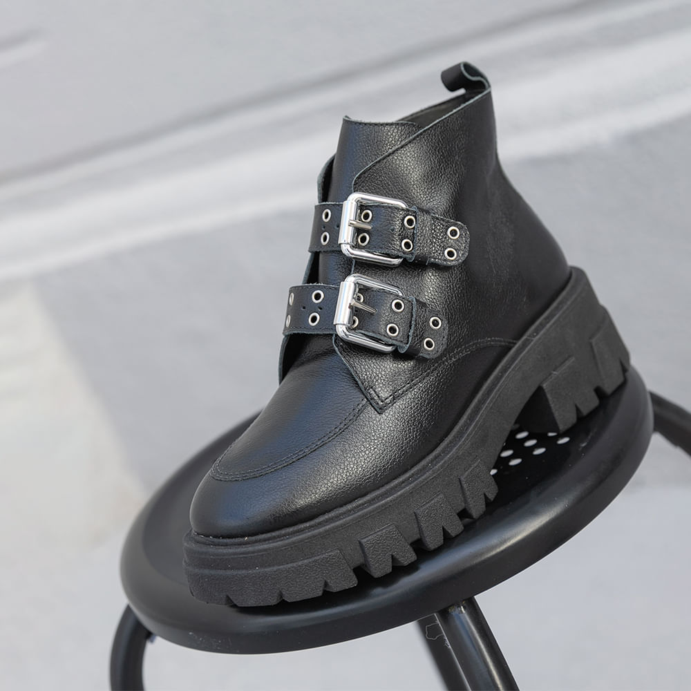 Coturno Couro Tratorada Fivelas Preto