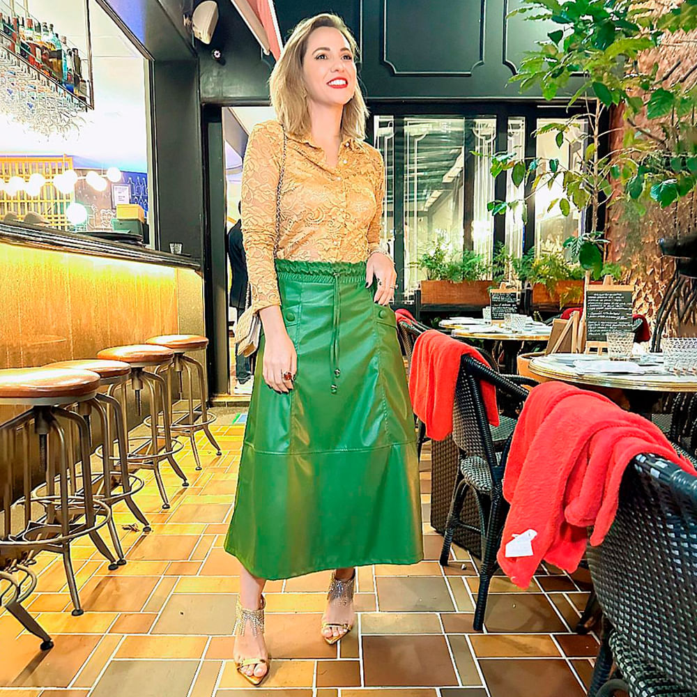 LOOK-CAMISA-RENDA-BEGE---SAIA-MIDI-COURO-VERDE-E-SANDALIA-FRANJA-STRASS_01