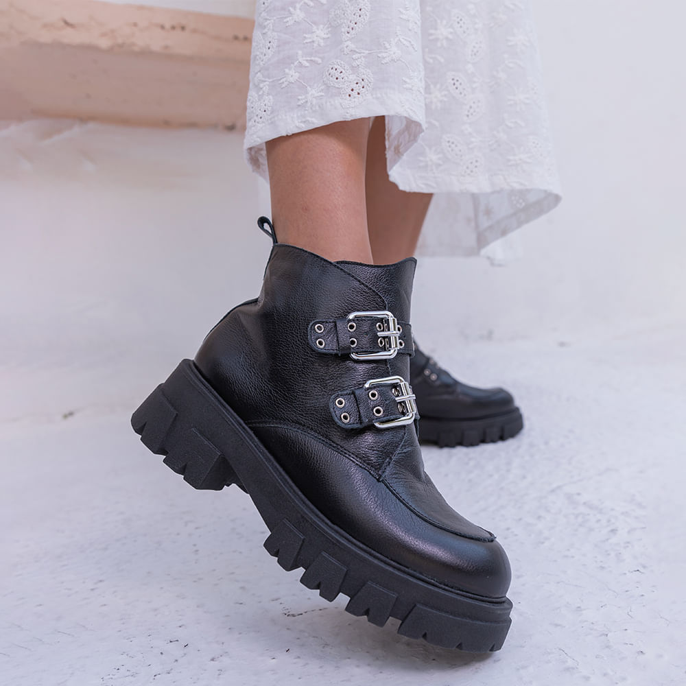 Coturno Couro Tratorada Fivelas Preto