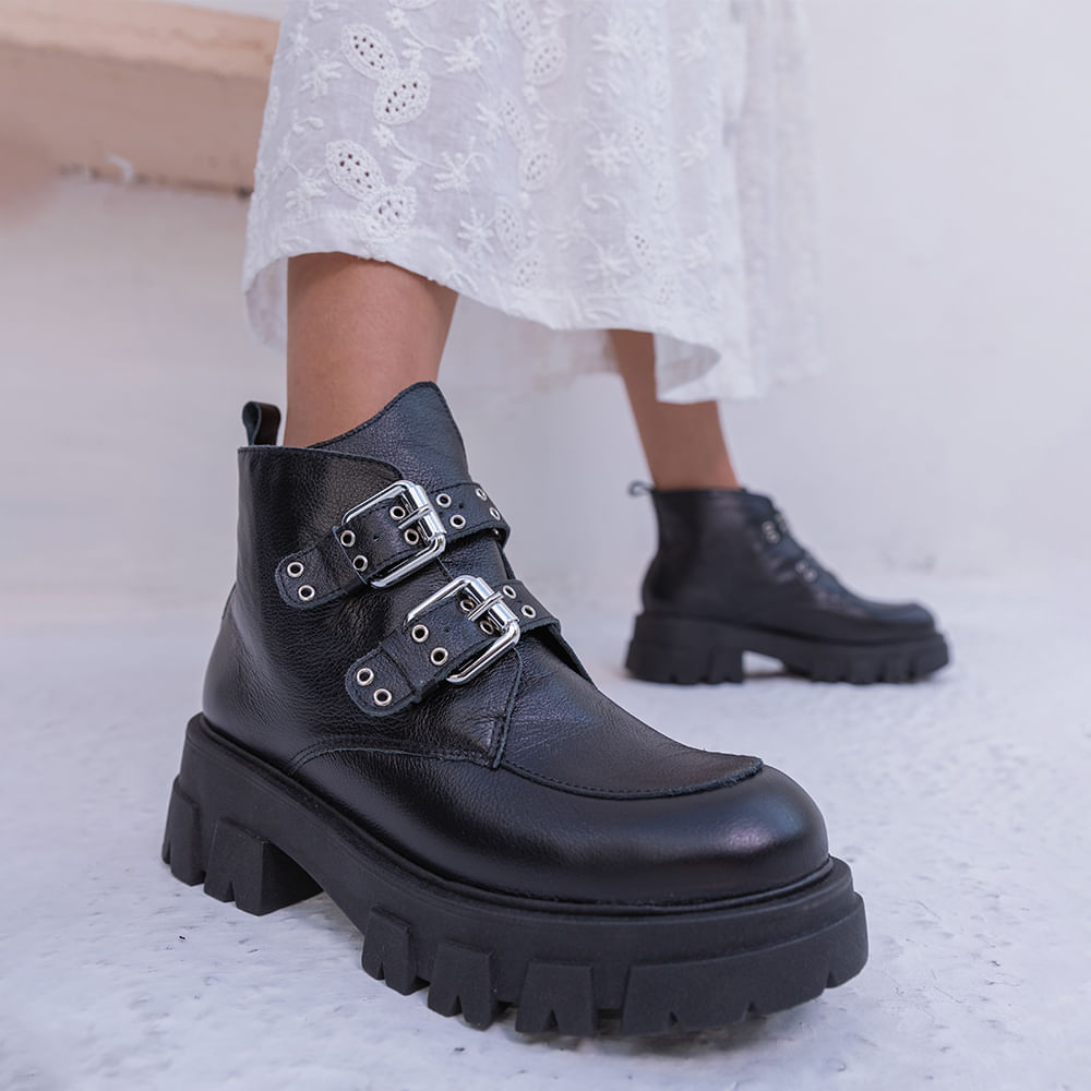 Coturno Couro Tratorada Fivelas Preto