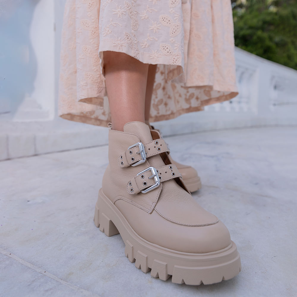 Coturno Couro Tratorada Fivelas Bistro