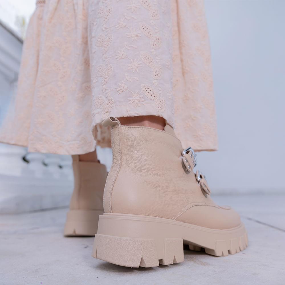 Coturno Couro Tratorada Fivelas Bistro